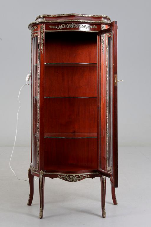 VITRINSKÅP, Louis XV-stil, 1900-tal.