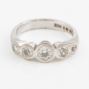 Ring 18K vitguld med fem gammalslipade diamanter.