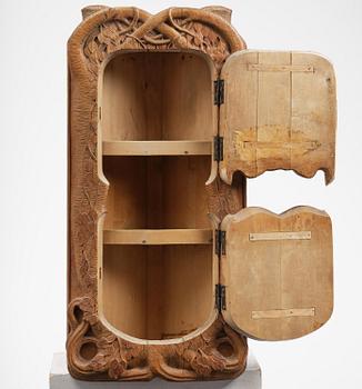 Jugend, hörnskåp, skulpterad björk, Sverige, tidigt 1900-tal.