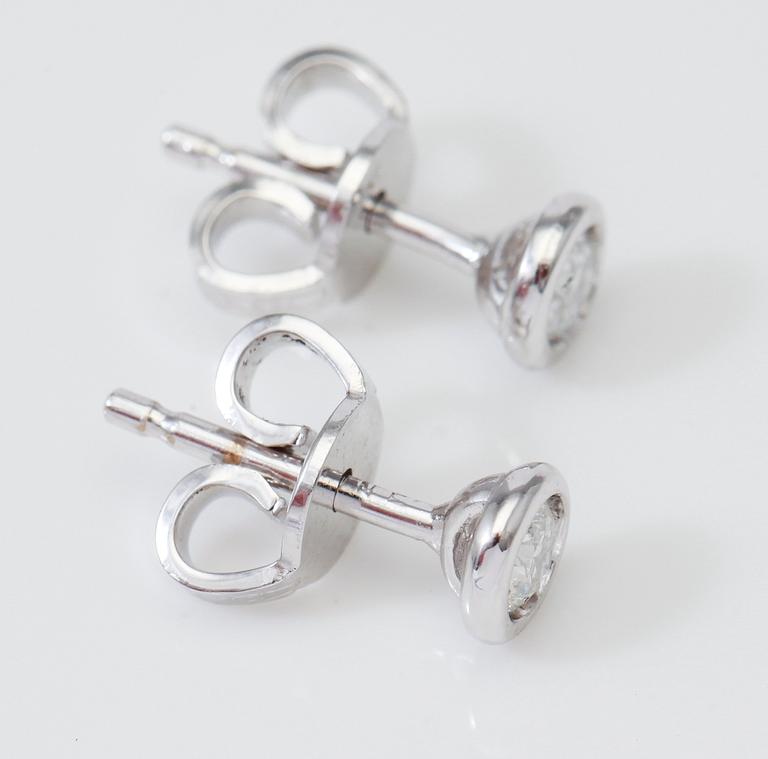 ÖRHÄNGEN, 1 par, solitära briljantslipade diamanter totalt ca 0,20 ct.