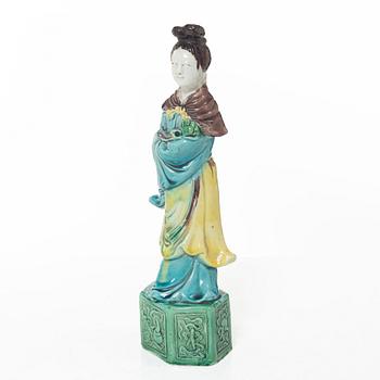 A Chinese porcelain figure of an elegant lady, 20th century.