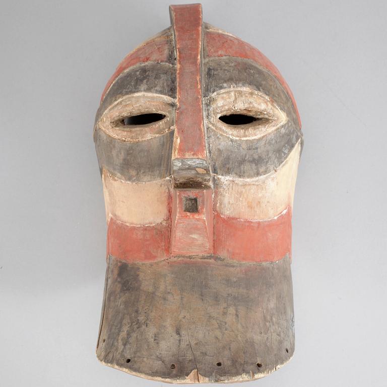 MASK, skuret trä, Afrika, omkring 1900-talets mitt.