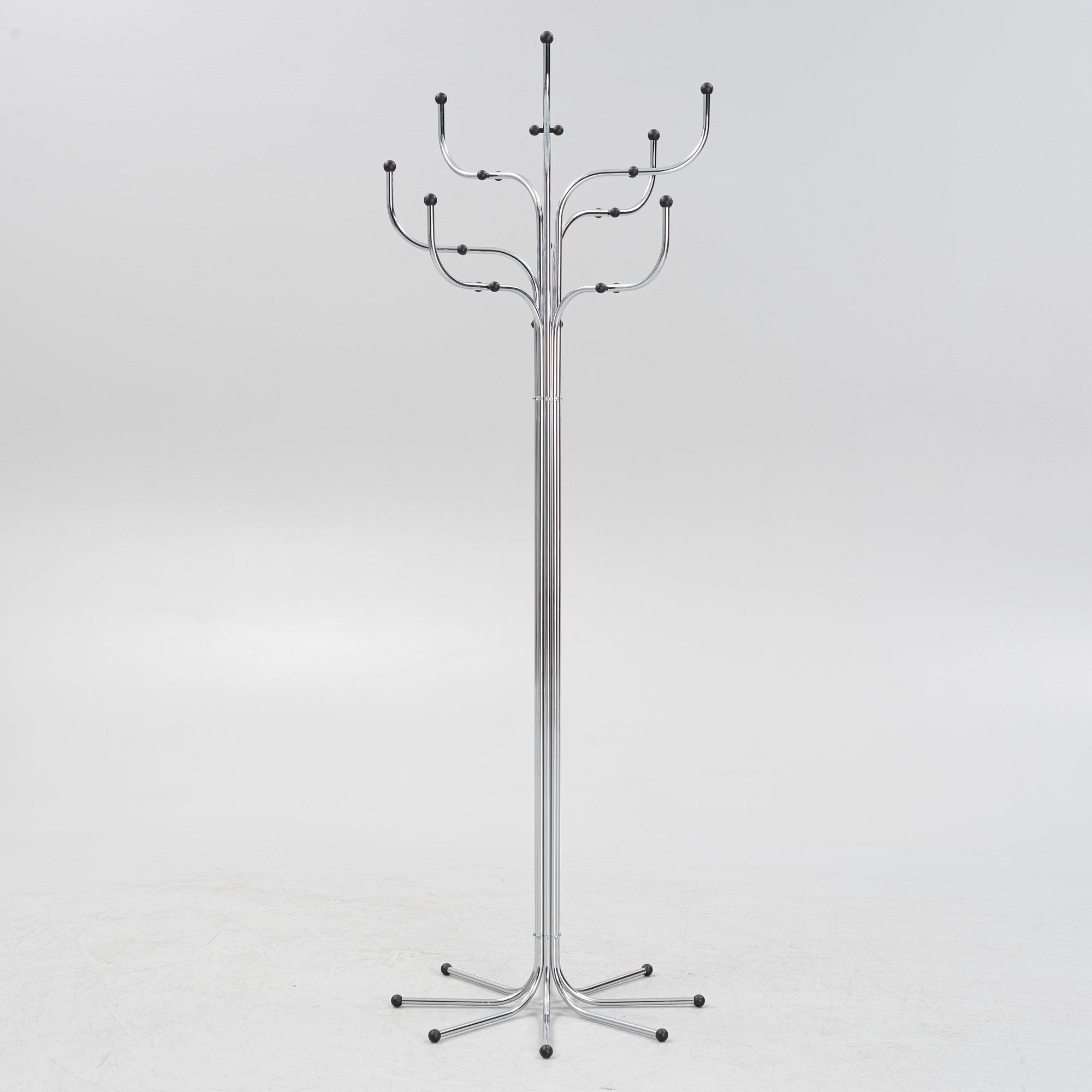 Sidse Werner, tamburmajor, "Coat Tree", Fritz Hansen, Danmark.