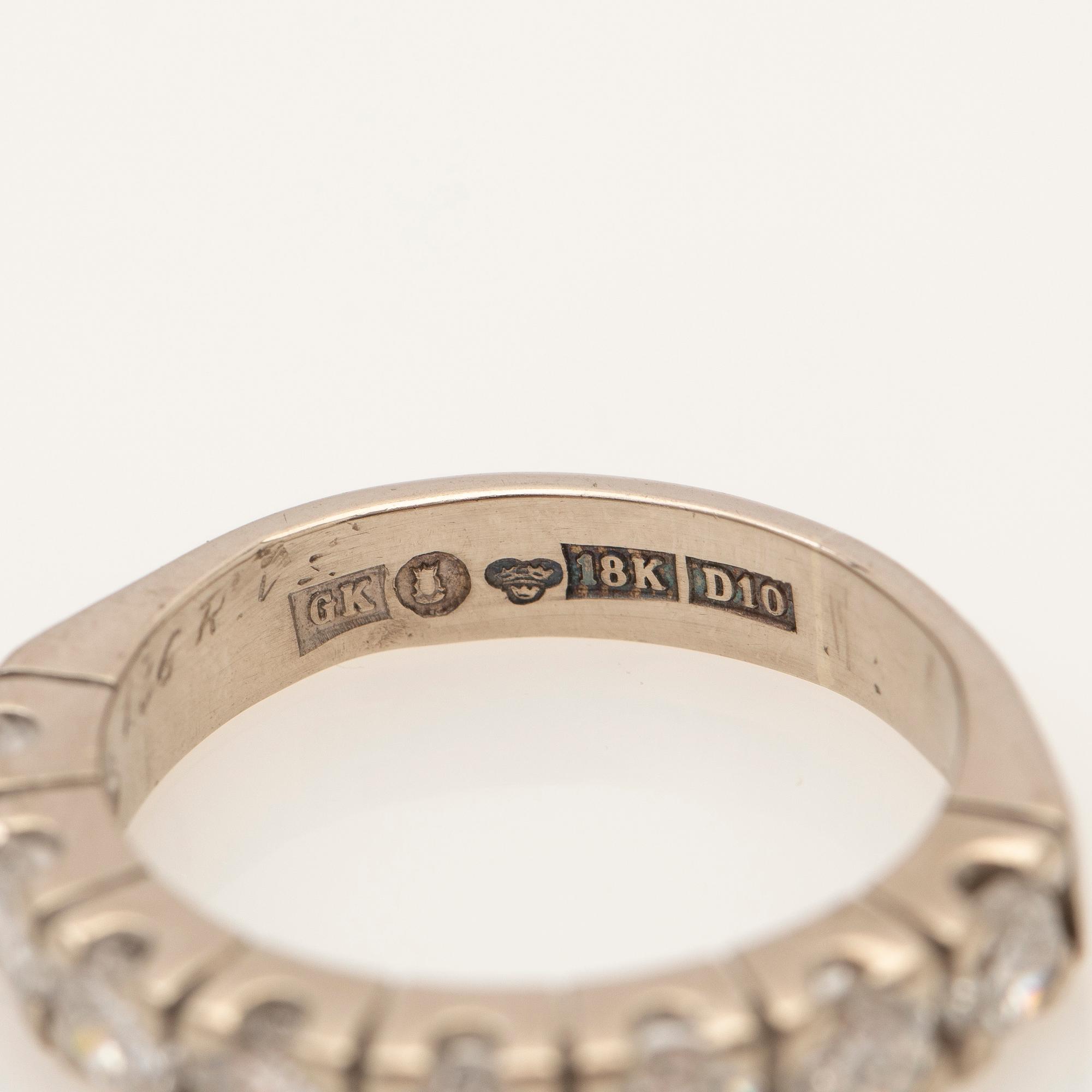 Alliance ring, 18K white gold with brilliant-cut diamonds.