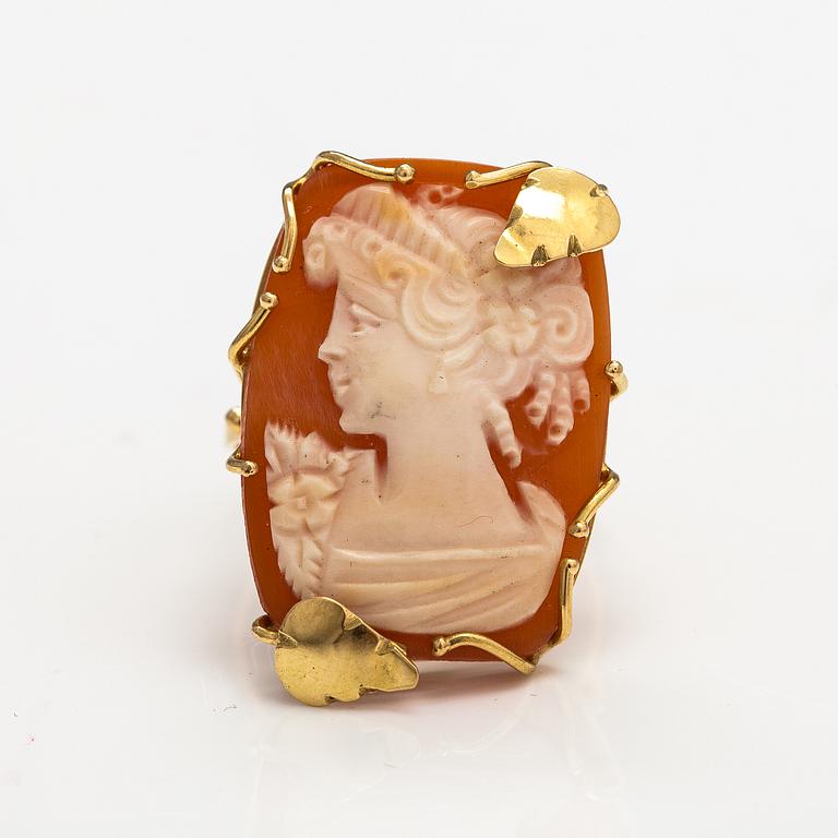 An 18K gold ring with a seashell cameo. Italy.