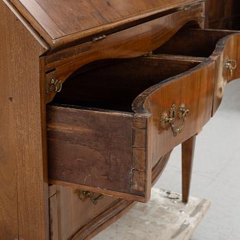 A mahogany secretaire, circa 1800.