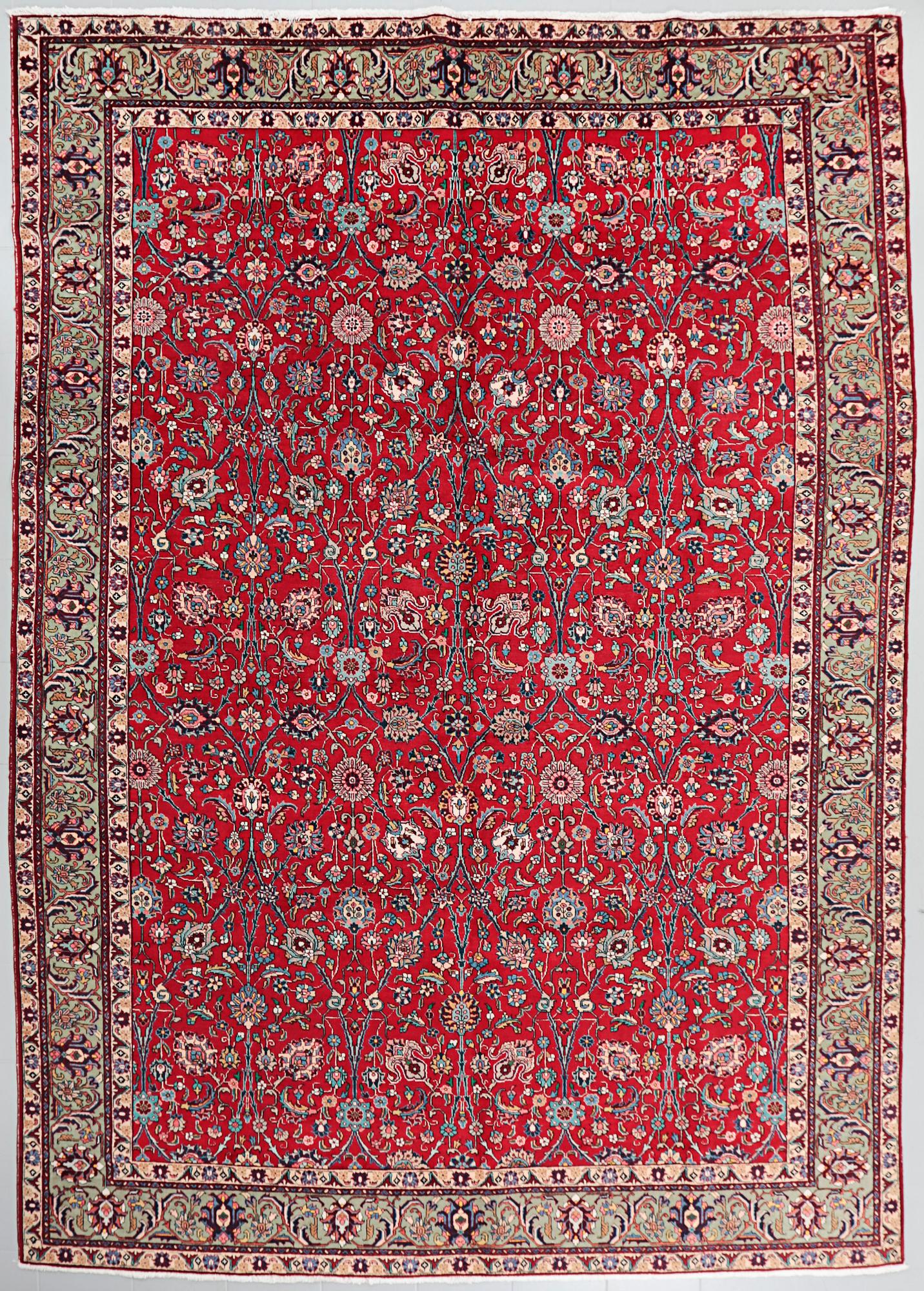 A Khoy/Täbriz rug, 376 x 275 cm.