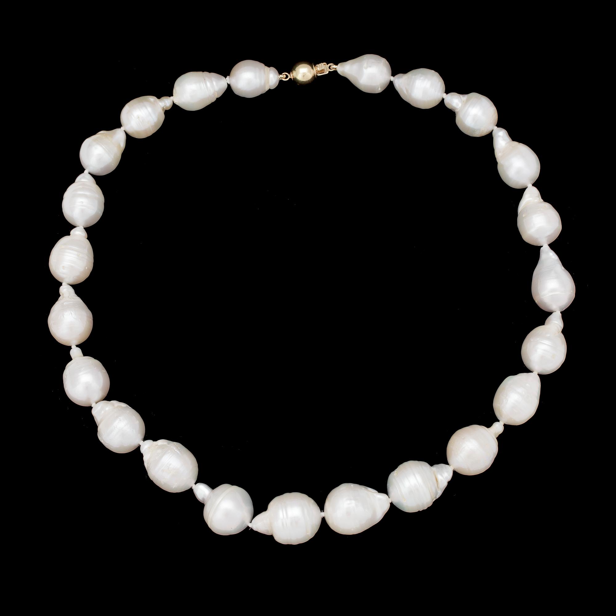 COLLIER, odlade south sea-pärlor med lås i 14k guld.