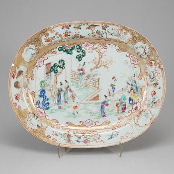 A famille rose export porcelain serving dish, Qing dynasty, Qianlong (1736-95).