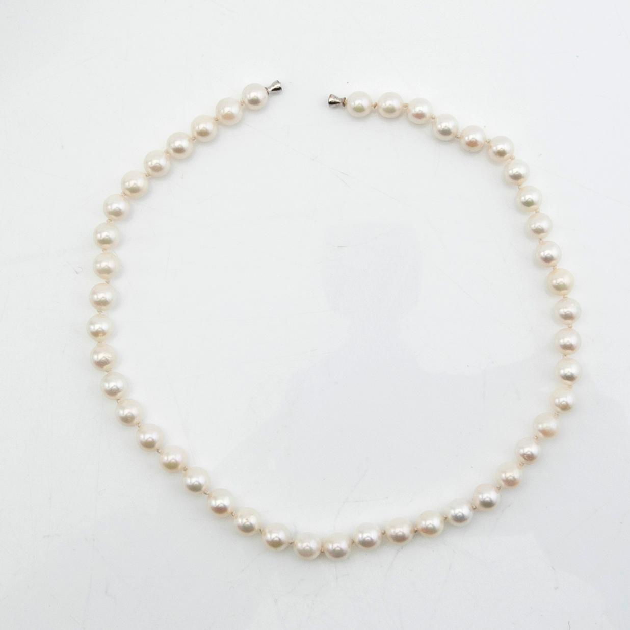 Necklace with cultured pearls, with Ole Lynggaard drops.