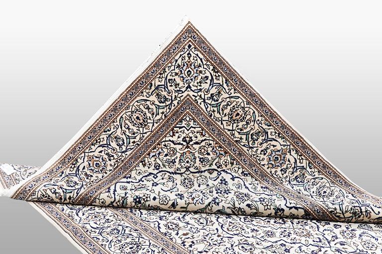 A carpet, Kashan, ca 300 x 199 cm.
