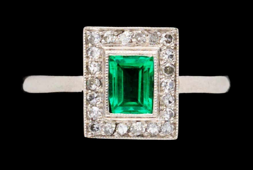 RING MED SMARAGD OCH DIAMANTER.