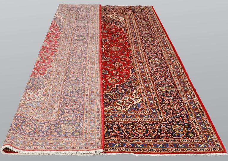 A carpet, Kashan, ca 355 x 248 cm.