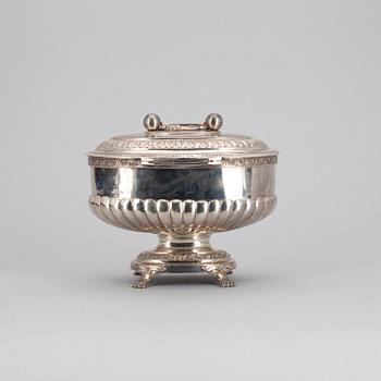 SOCKERSKRIN, silver, empire, Hans Olof Hellbom, verksam i Stockholm 1822-1852. Vikt ca 730 gram.