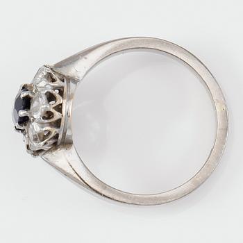 RING, 18 k vitguld, Teboon, Nyköping 1976, briljantslipade diamanter och safir. Vikt 4,1 g.