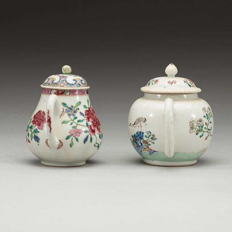 TEKANNOR, två stycken, kompaniporslin. Qing dynastin, Yongzheng (1723-35).