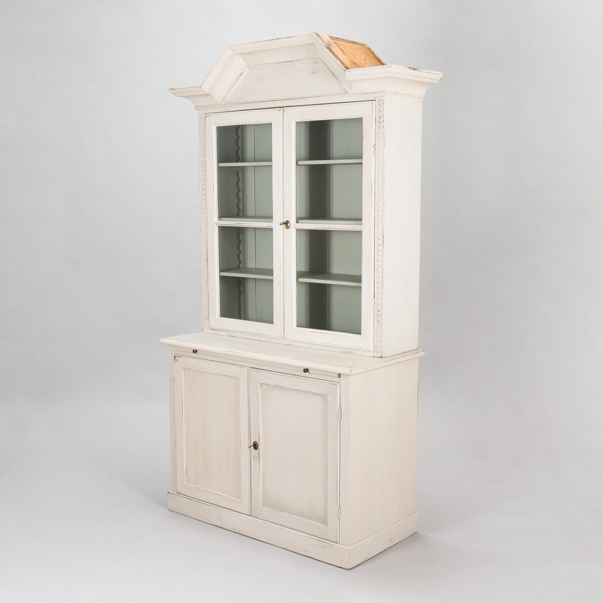 Vitrinskåp, sekelskiftet 1900.