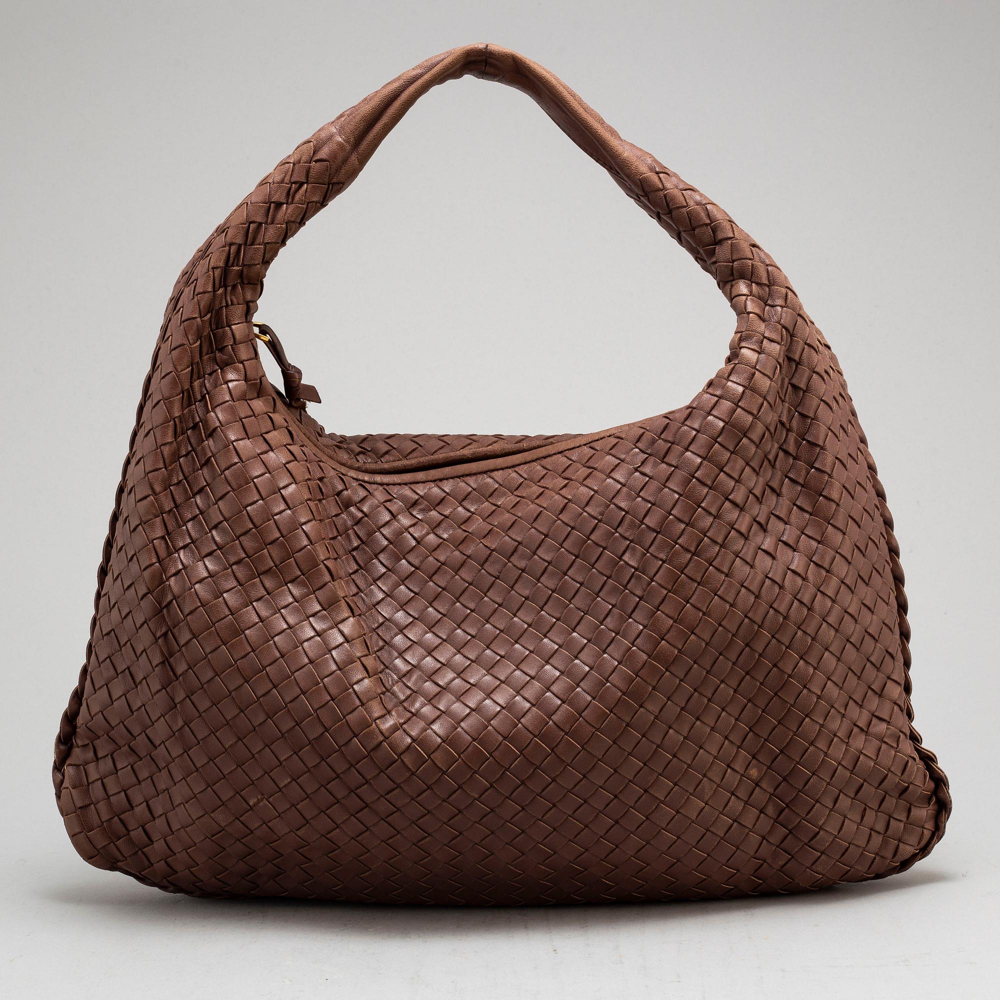 BOTTEGA VENETA, a 'Veneta' bag.