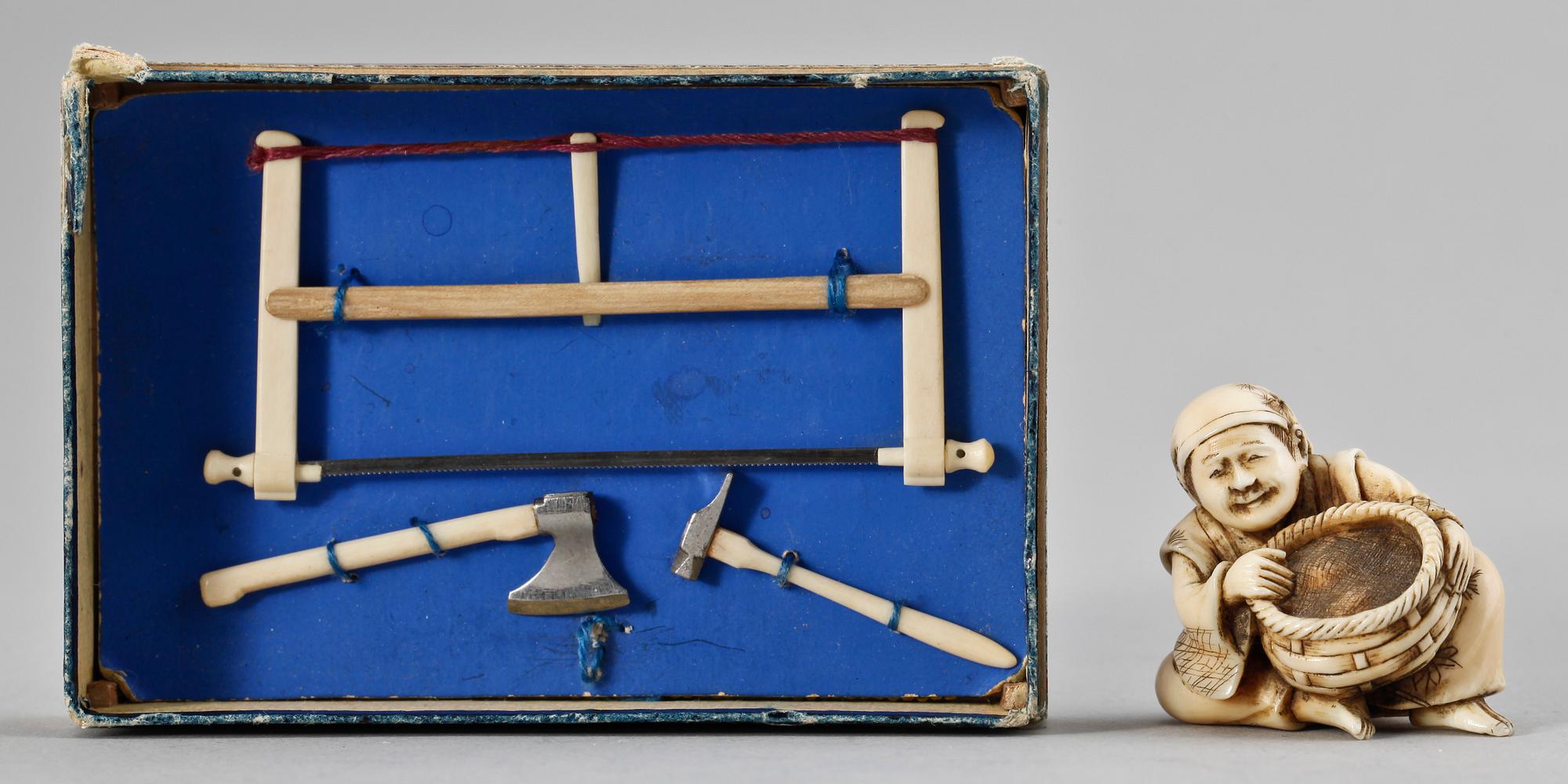 NETSUKE SAMT MINIATYRVERKTYG, 3 st, ben, bl.a. Japan, 1800-tal.