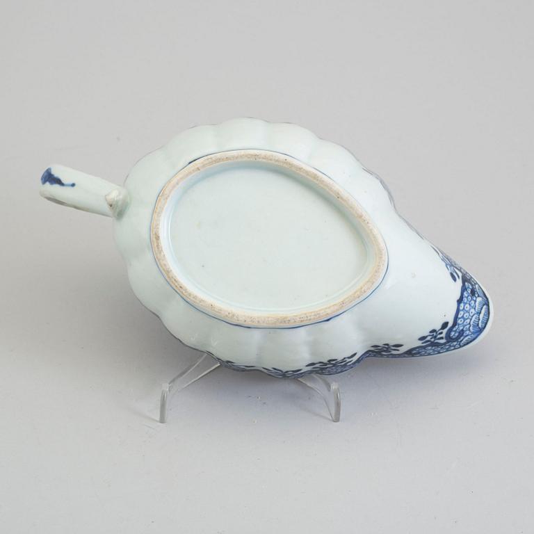 A blue and white export porcelain saucer, Qing dynasty, Qianlong (1736-95).