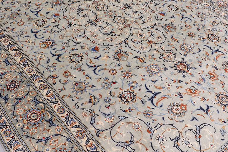 A carpet, Kashan, signed, ca 404 x 280 cm.