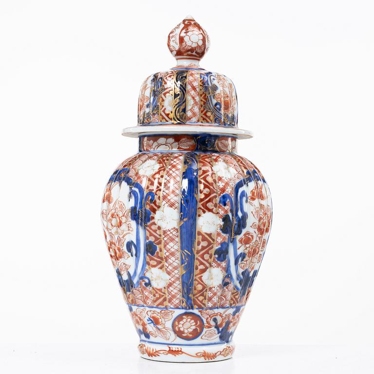 Fat och urna, porslin, Japan, Meiji (1868-1912).