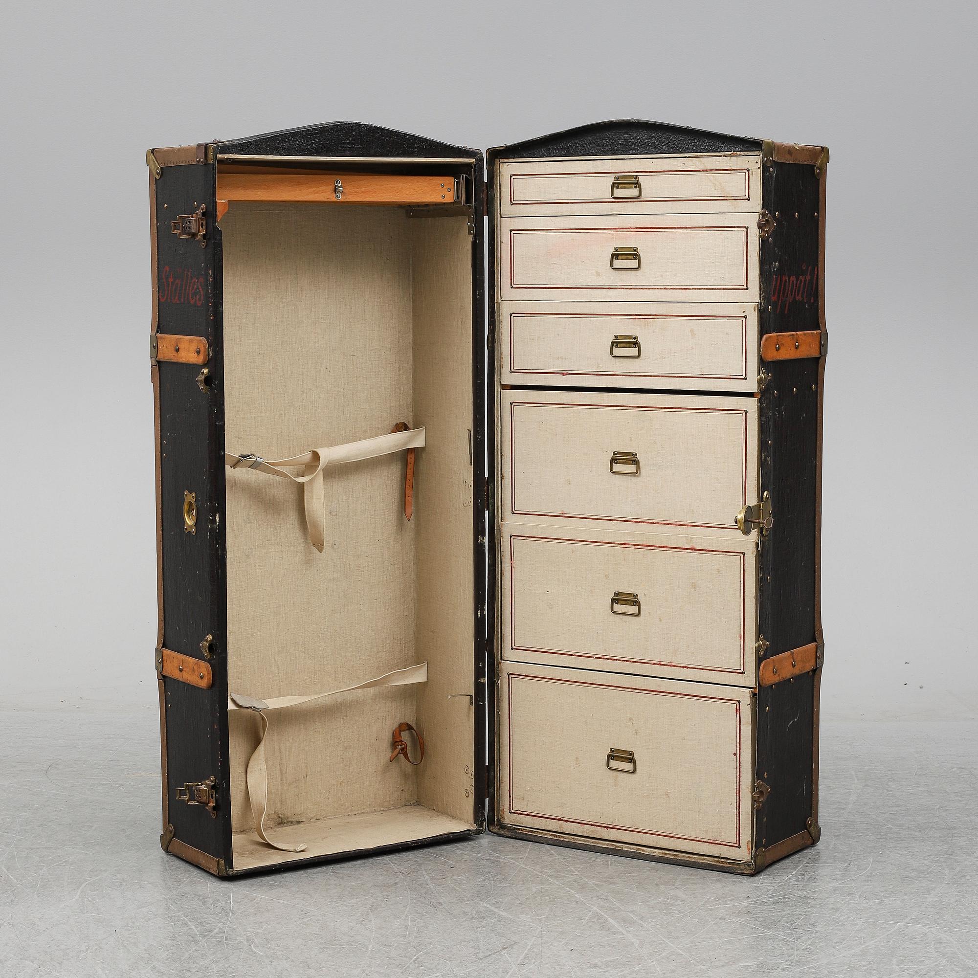 A trunk from the early 1900's.