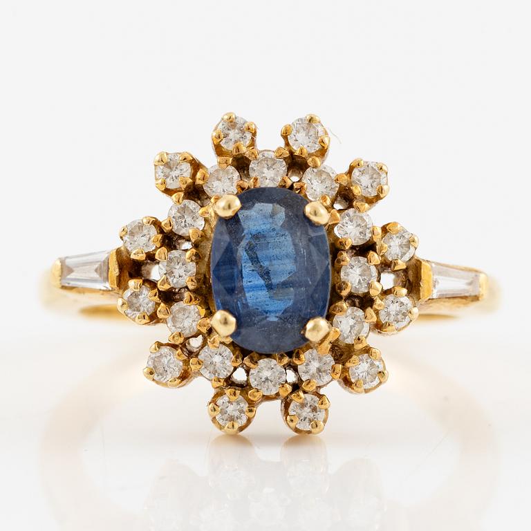 Ring, 18K guld med safir och briljantslipade diamanter.