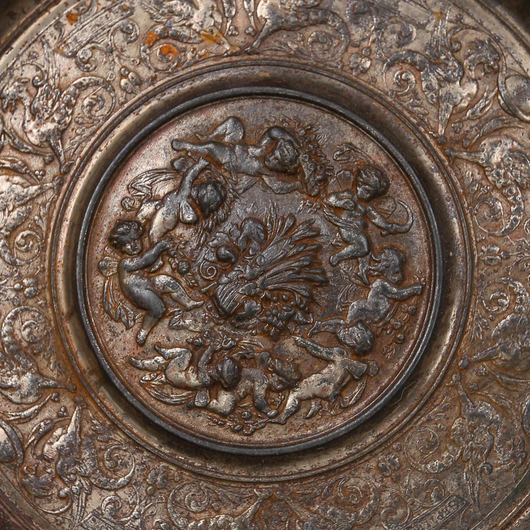 VÄGGSKÖLDAR, 1 par, gjutjärn, 1800-talets andra hälft.