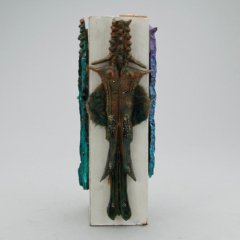 KARL AXEL PEHRSON. Objekt, emalj, trä. Sign med dedikation.