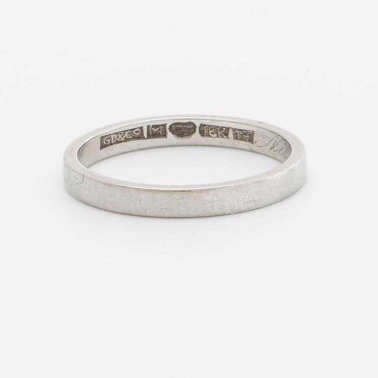 2 RINGAR 18 K vitguld, 1 turmalin ca 5 x 6 mm samt 2 diamanter 8/8, 1 slät ring.