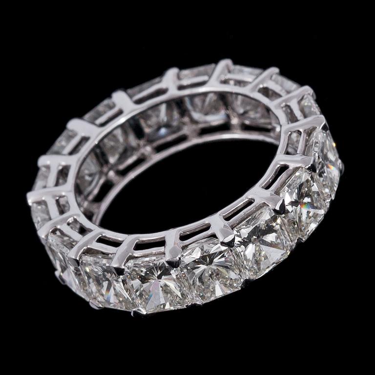 A radiant cut full eternity diamond ring, tot. 9.36 cts.