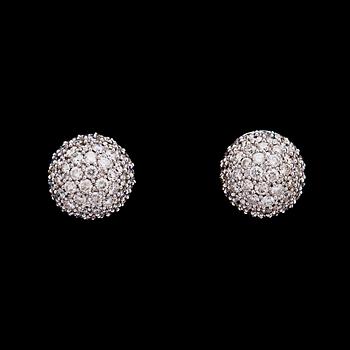 1041. A pair of brilliant cut diamond earrings, tot. 2.16 cts.