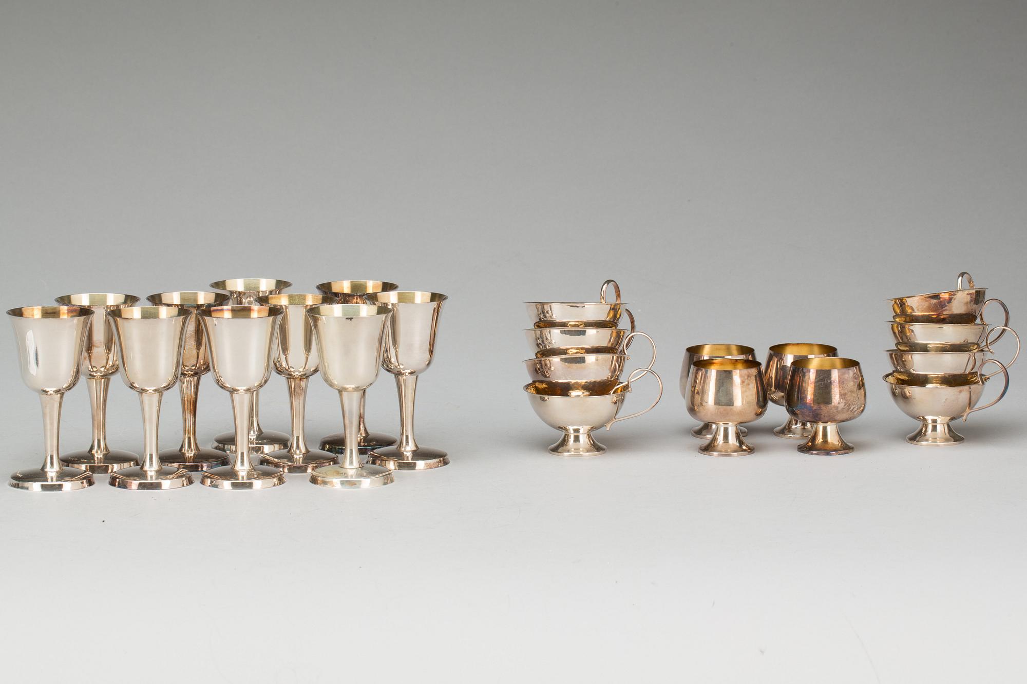 PUNSCHMUGGAR och SNAPSGLAS, 22 delar, silver, 1900-talets andra hälft. Tot vikt 999 g.