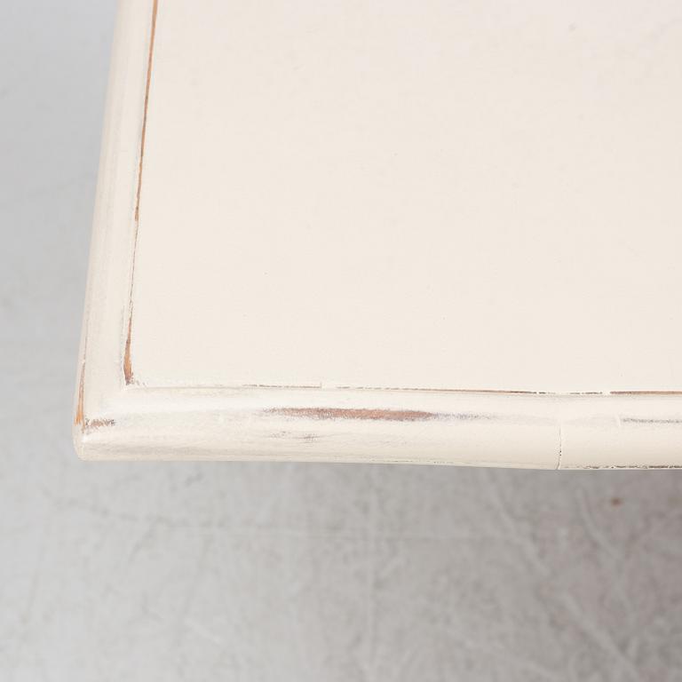 Dining table, from around the year 1900.