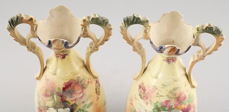 VASER, 1 par, porslin, omkring år 1900.