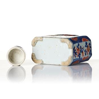 A set of two imari cups and a tea caddy, Qing dynasty, Kangxi (1662-1722). The tea cups with Johanneum mark.