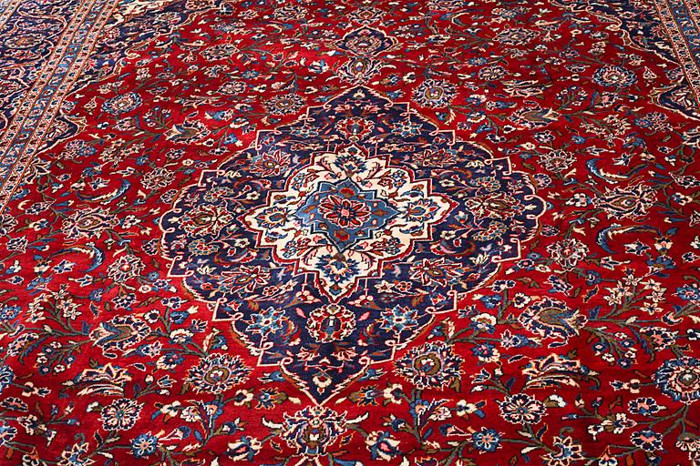 A Keshan rug, ca 420 x 290 cm.