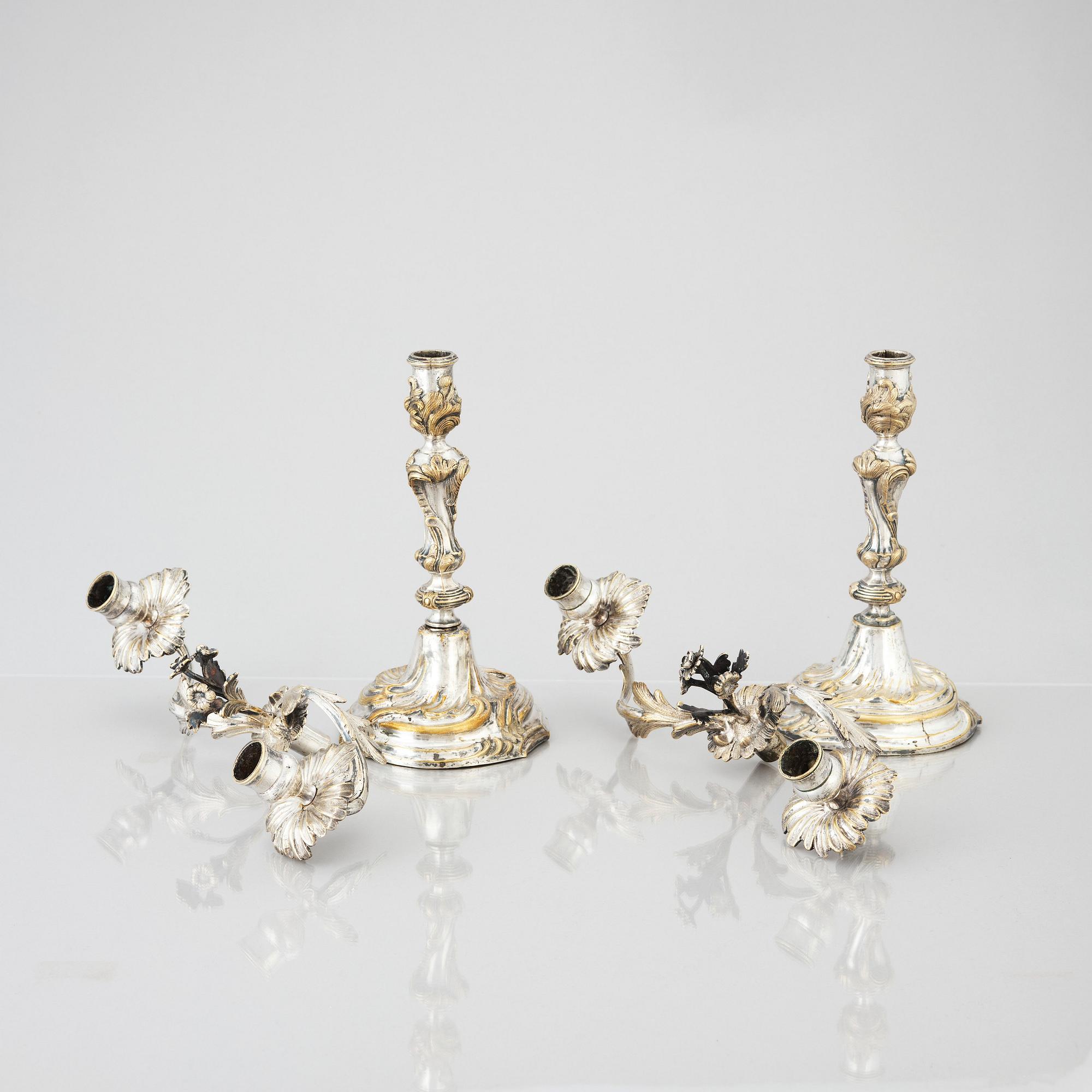 Kandelabrar, för två ljus, ett par,  försilvrad mässing, argent haché, Rokoko.