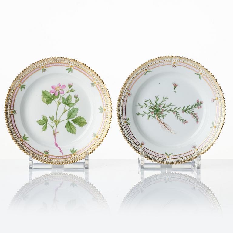 Tallrikar, 12 stycken, porslin. "Flora Danica", Royal Copenhagen, Danmark, 1900-tal.