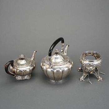 TEKÖK, TEKANNA och KAFFEKANNA, silver. Tostrup, Oslo. 1900-talets början. Vikt ca 2300 gram.