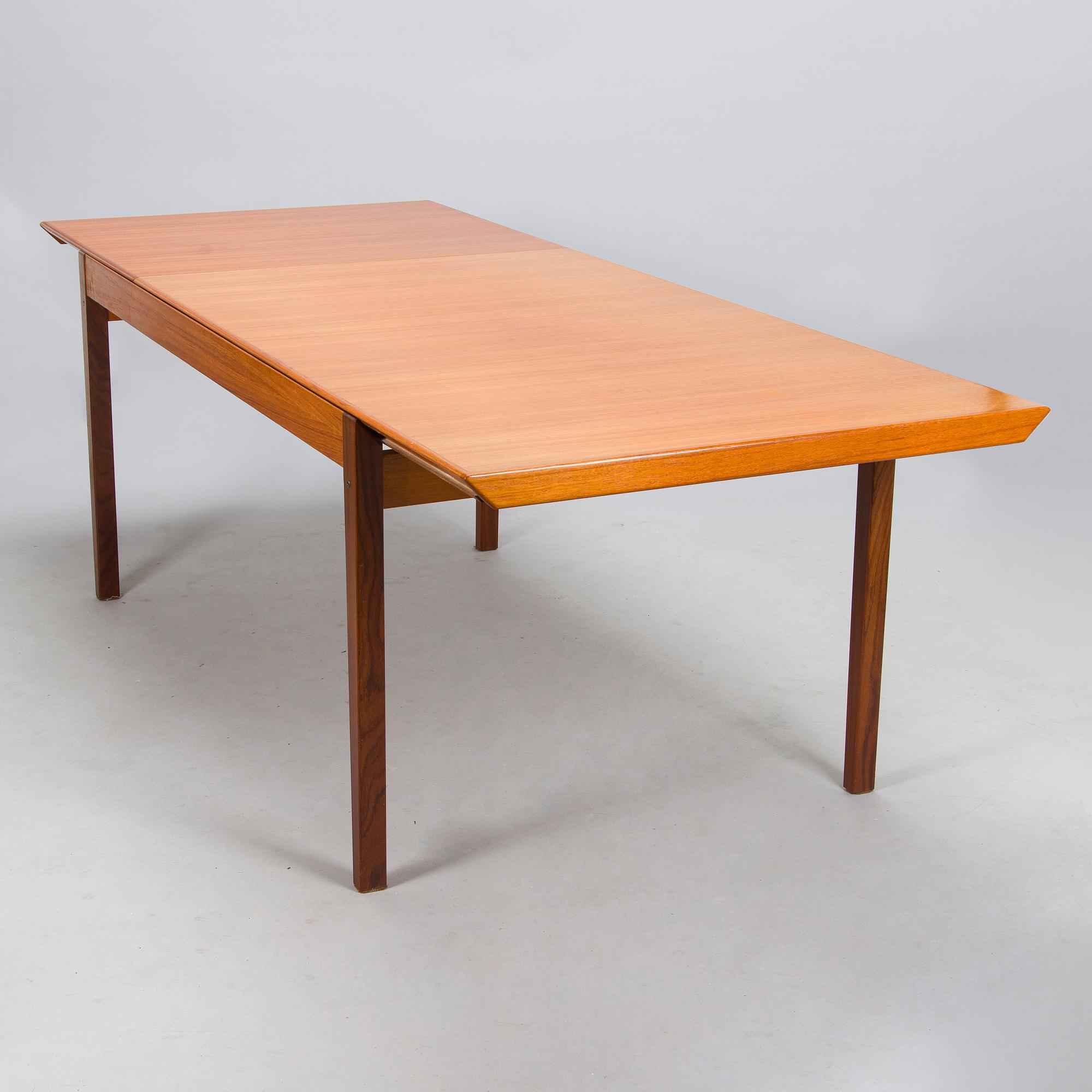 Pertti Salmi, a 1970s 'Samuel' dining table and eight 'Simeon' chairs for Vaara Tuotanto, Kaluste-Yhtymä, Finland.