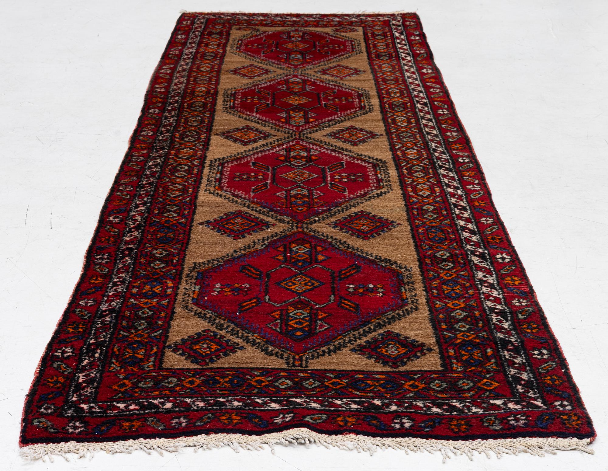 Gallerimatta, nordvästpersisk, ca 326 x 100 cm.