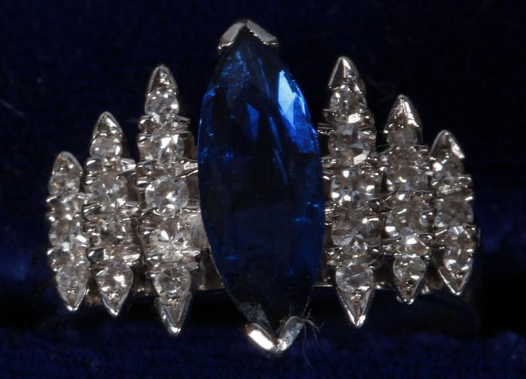 RING, 18k vitguld, diamanter och safir. 0.33 ct resp 1 ct. Tot ca 7 g.