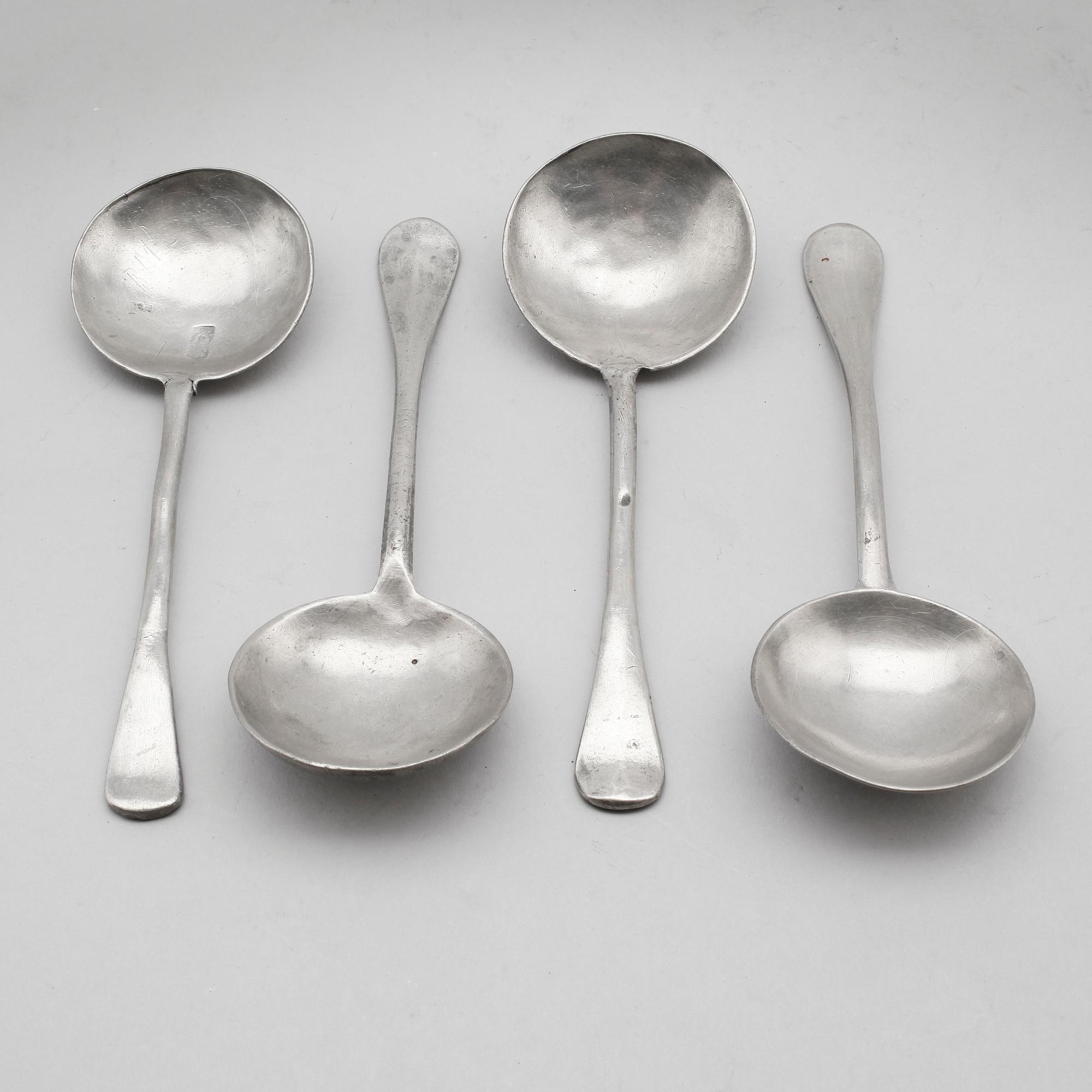 BRÄNNVINSSKEDAR, 4 st snarlika, tenn, 1700-/1800-tal.