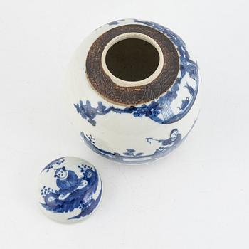 A blue and white porcelain ginger jar, 19th century.