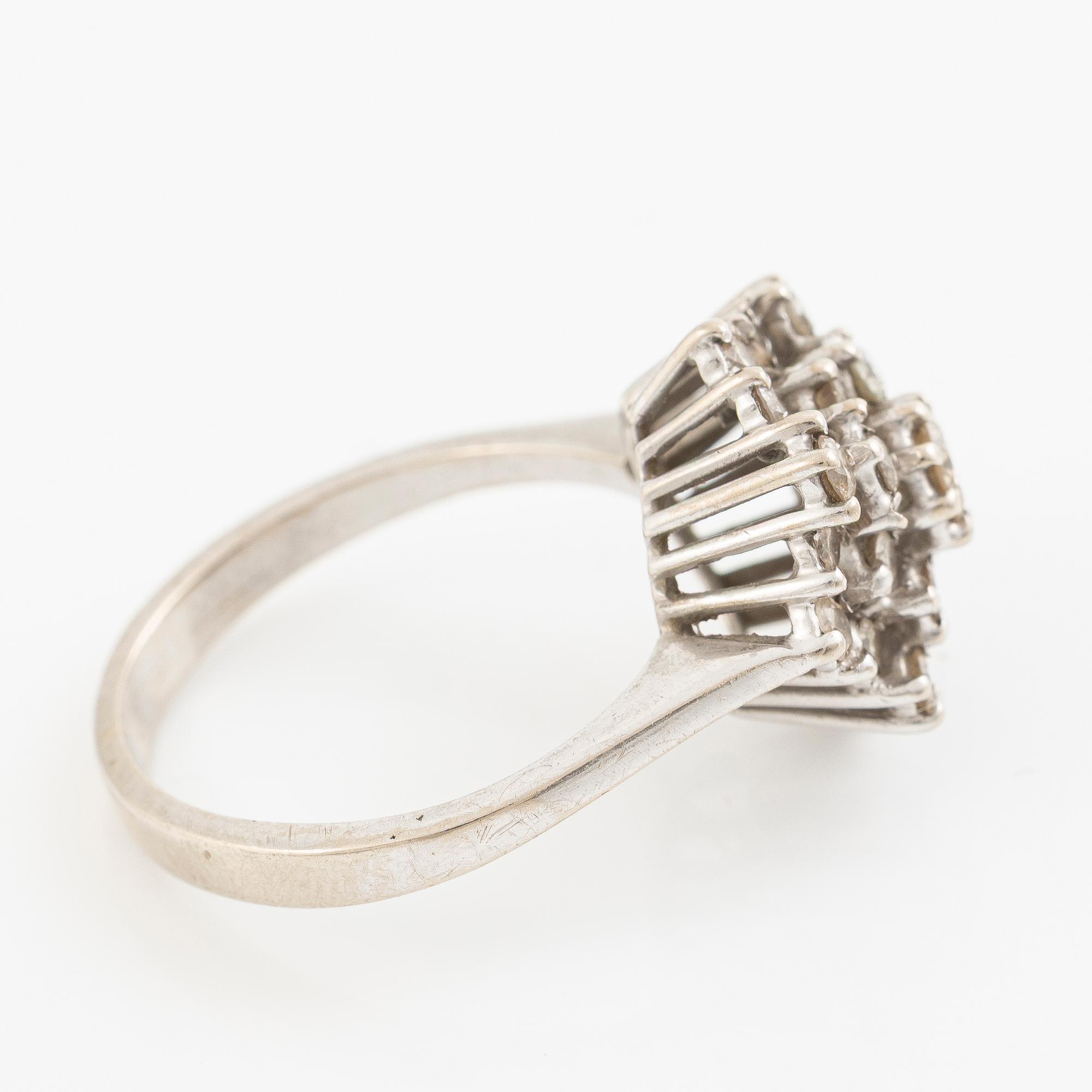 18K white gold ring with brilliant-cut diamonds.