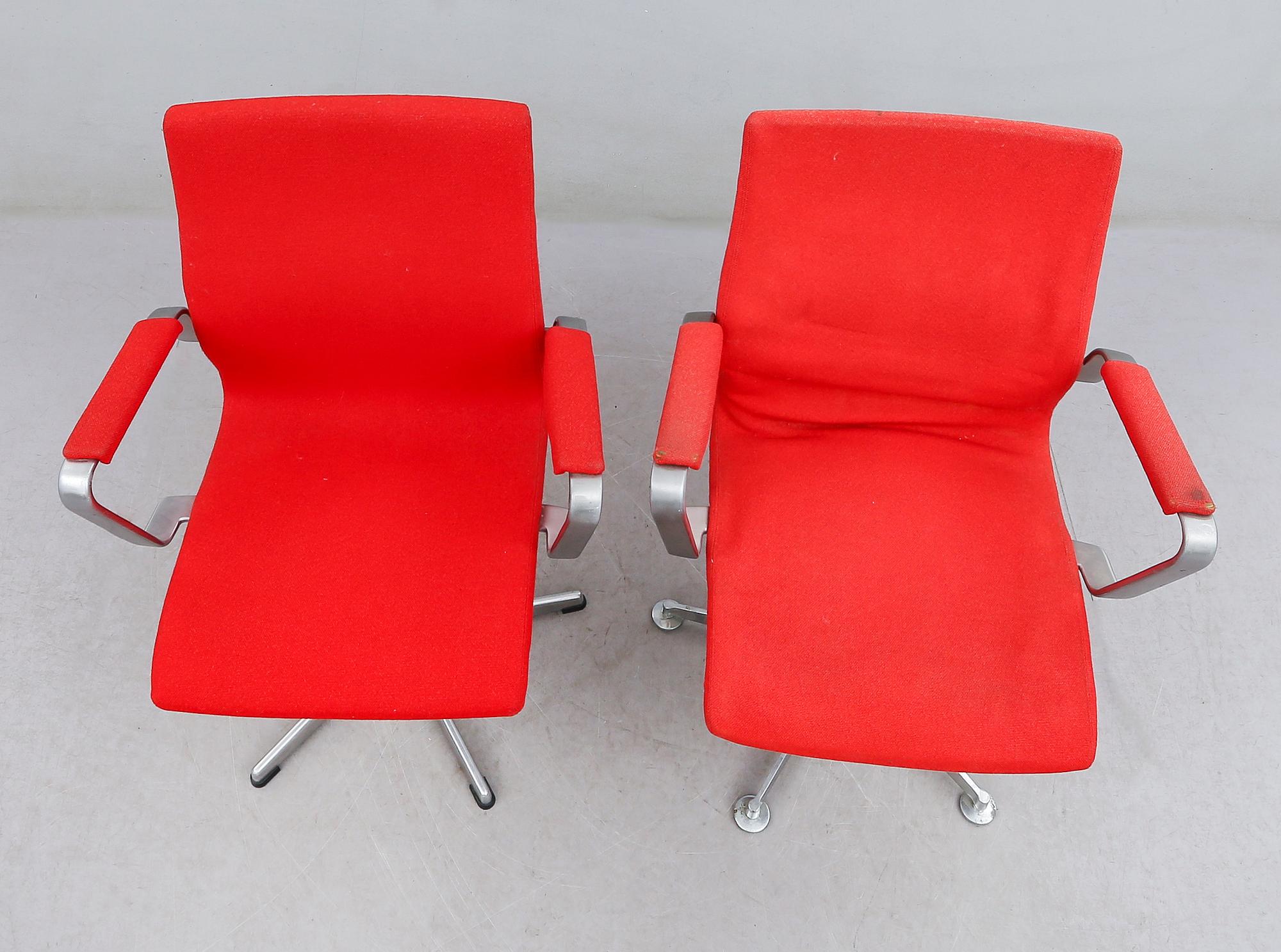 SKRIVBORDSSTOLAR, 2 st, "Oxford", Arne Jacobsen, för Fritz Hansen, Danmark, 1983 respektive 1986.