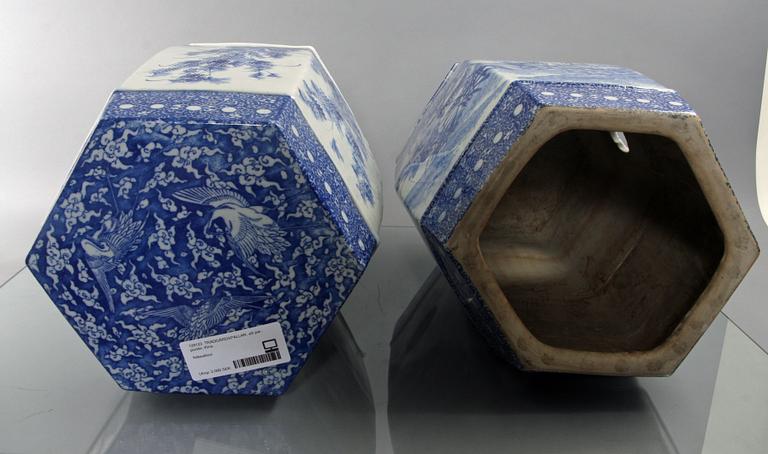 TRÄDGÅRDSPALLAR, ett par, porslin, Kina.