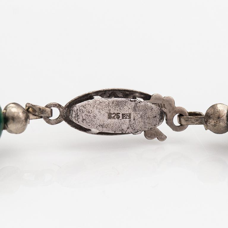 A malakite pearl collier with a sterling silver clasp.
